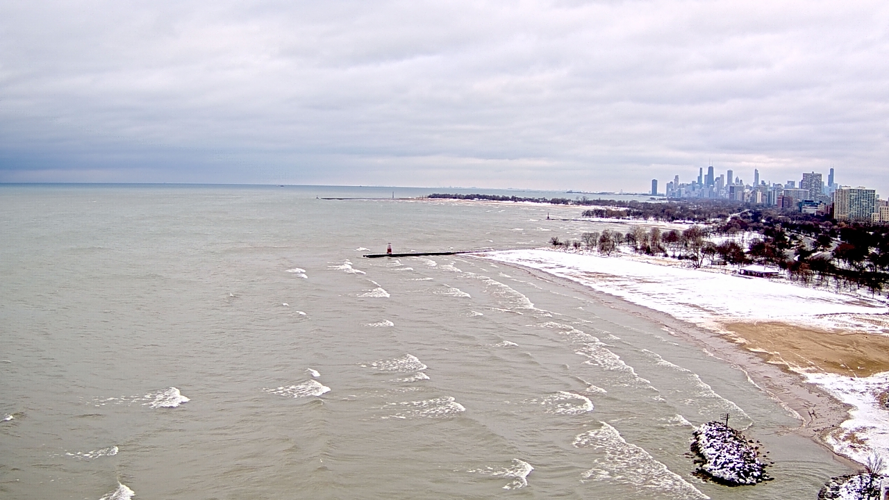 Thumbnail for current weather camera view from Edgewater Beach in Chicago, Illinois