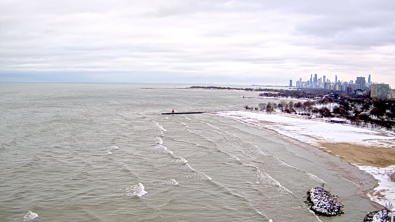 Thumbnail for current weather camera view from Edgewater Beach in Chicago, Illinois
