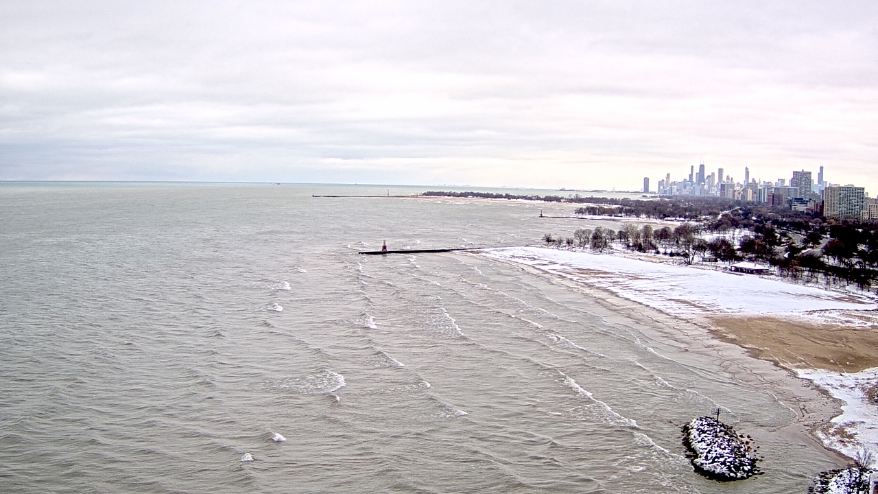 Thumbnail for current weather camera view from Edgewater Beach in Chicago, Illinois