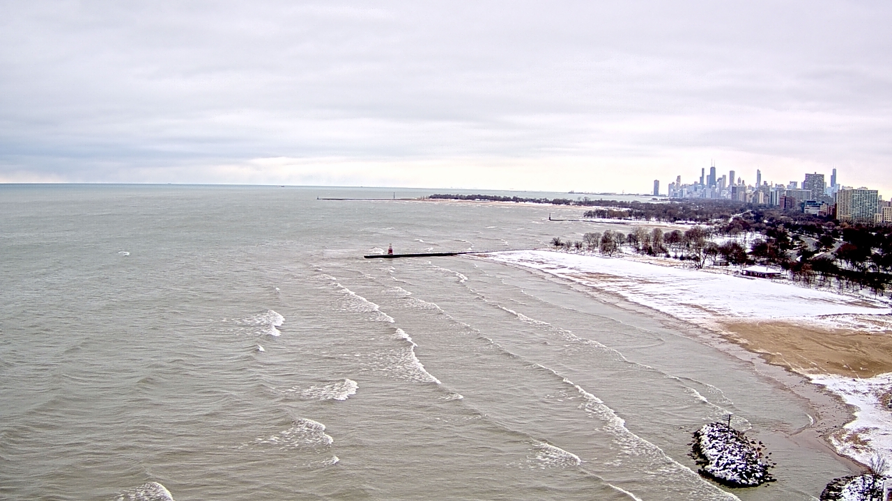 Thumbnail for current weather camera view from Edgewater Beach in Chicago, Illinois