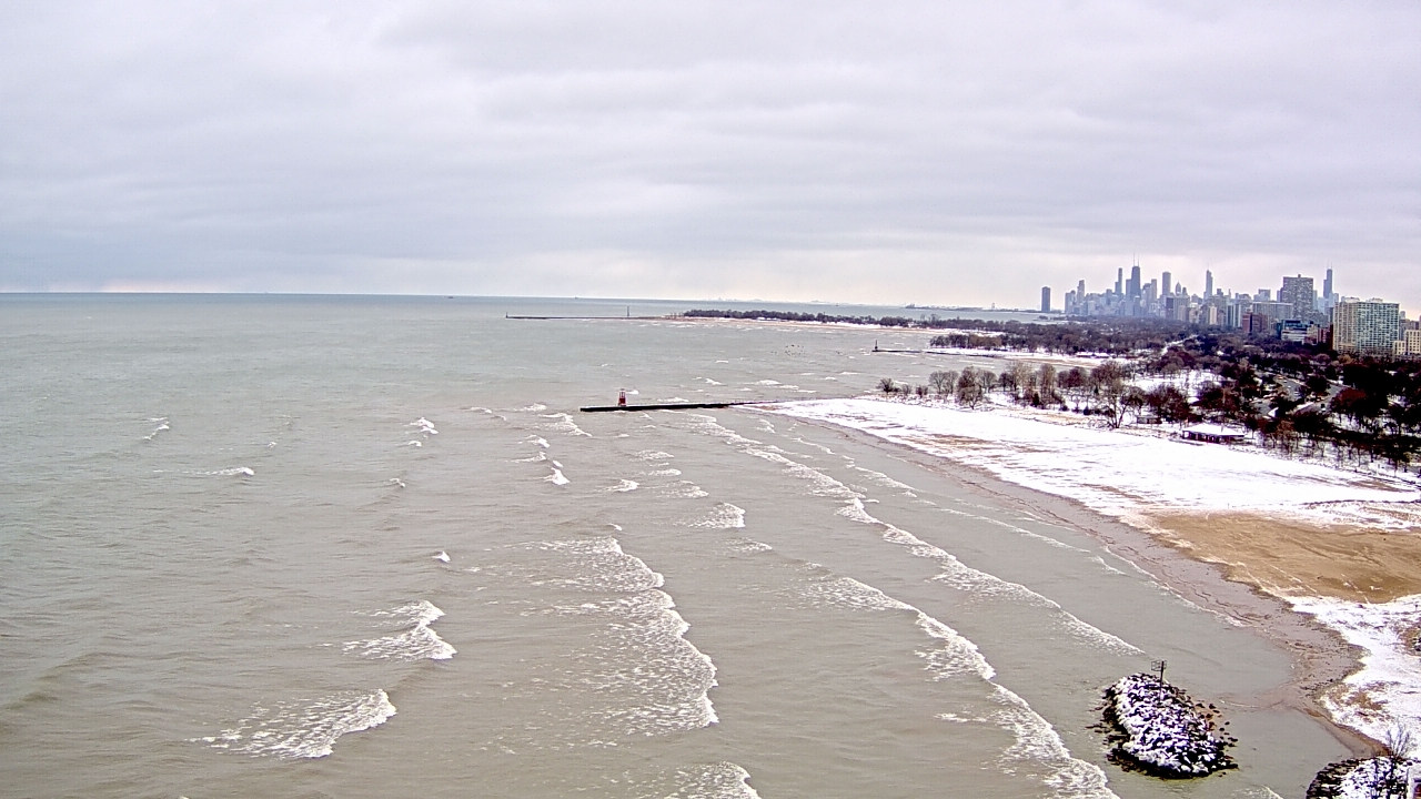 Thumbnail for current weather camera view from Edgewater Beach in Chicago, Illinois