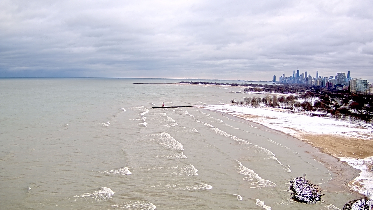 Thumbnail for current weather camera view from Edgewater Beach in Chicago, Illinois