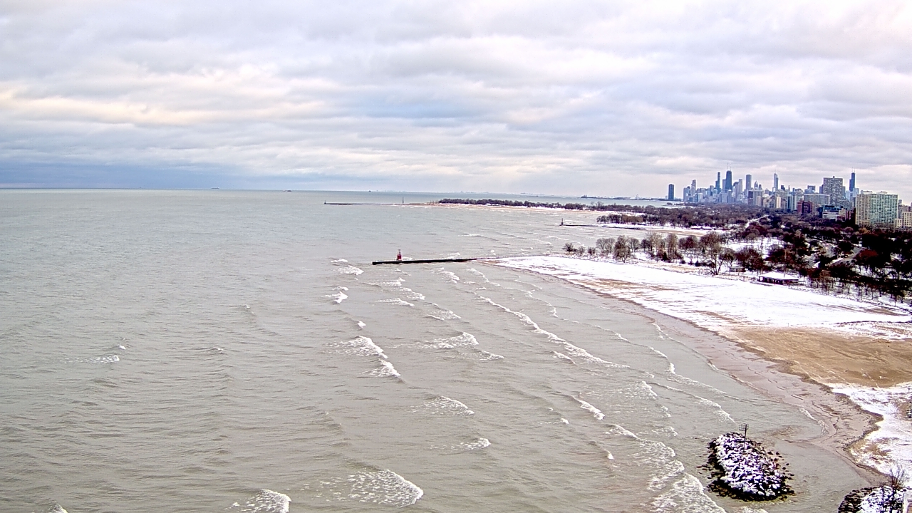 Thumbnail for current weather camera view from Edgewater Beach in Chicago, Illinois