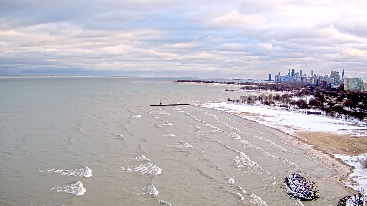 Thumbnail for current weather camera view from Edgewater Beach in Chicago, Illinois