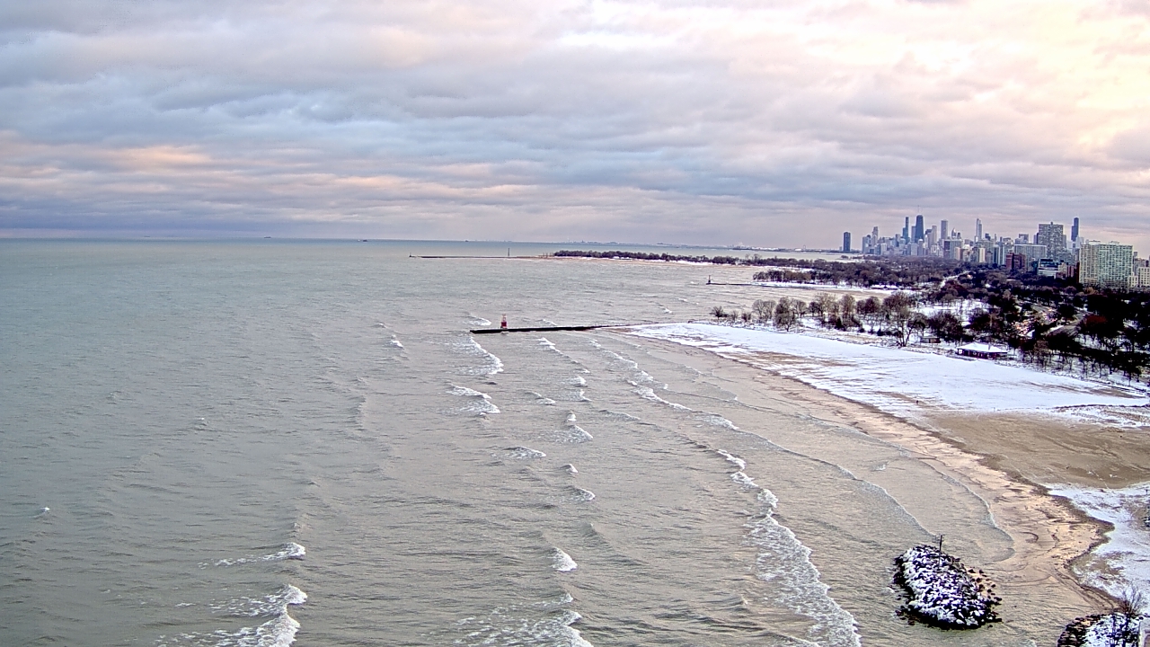 Thumbnail for current weather camera view from Edgewater Beach in Chicago, Illinois