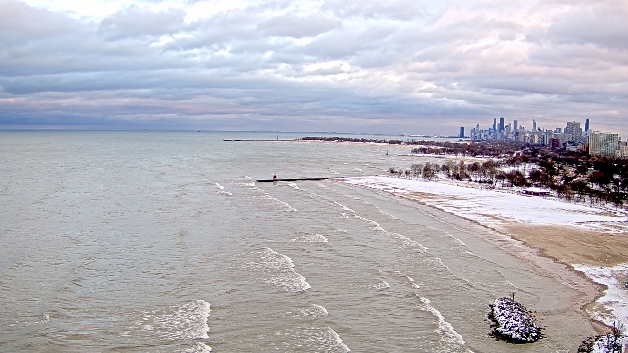 Thumbnail for current weather camera view from Edgewater Beach in Chicago, Illinois