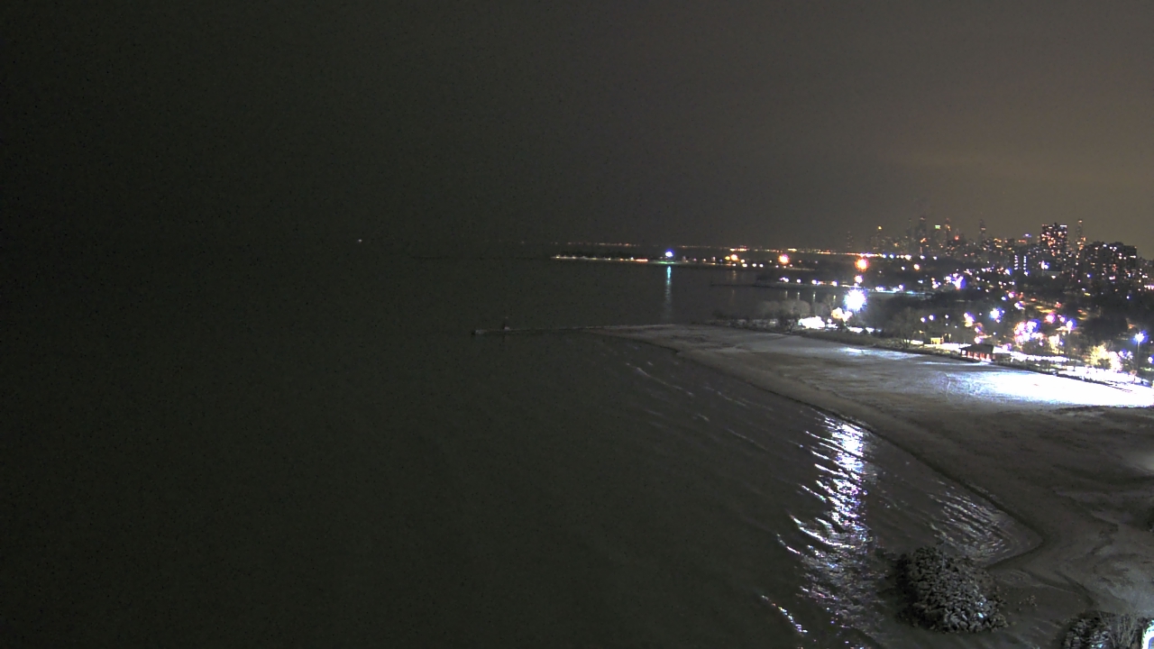 Thumbnail for current weather camera view from Edgewater Beach in Chicago, Illinois