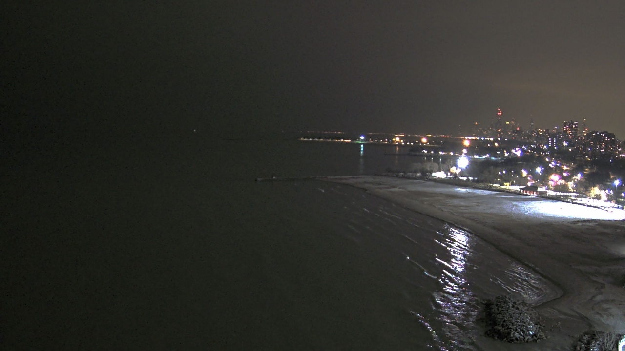 Thumbnail for current weather camera view from Edgewater Beach in Chicago, Illinois