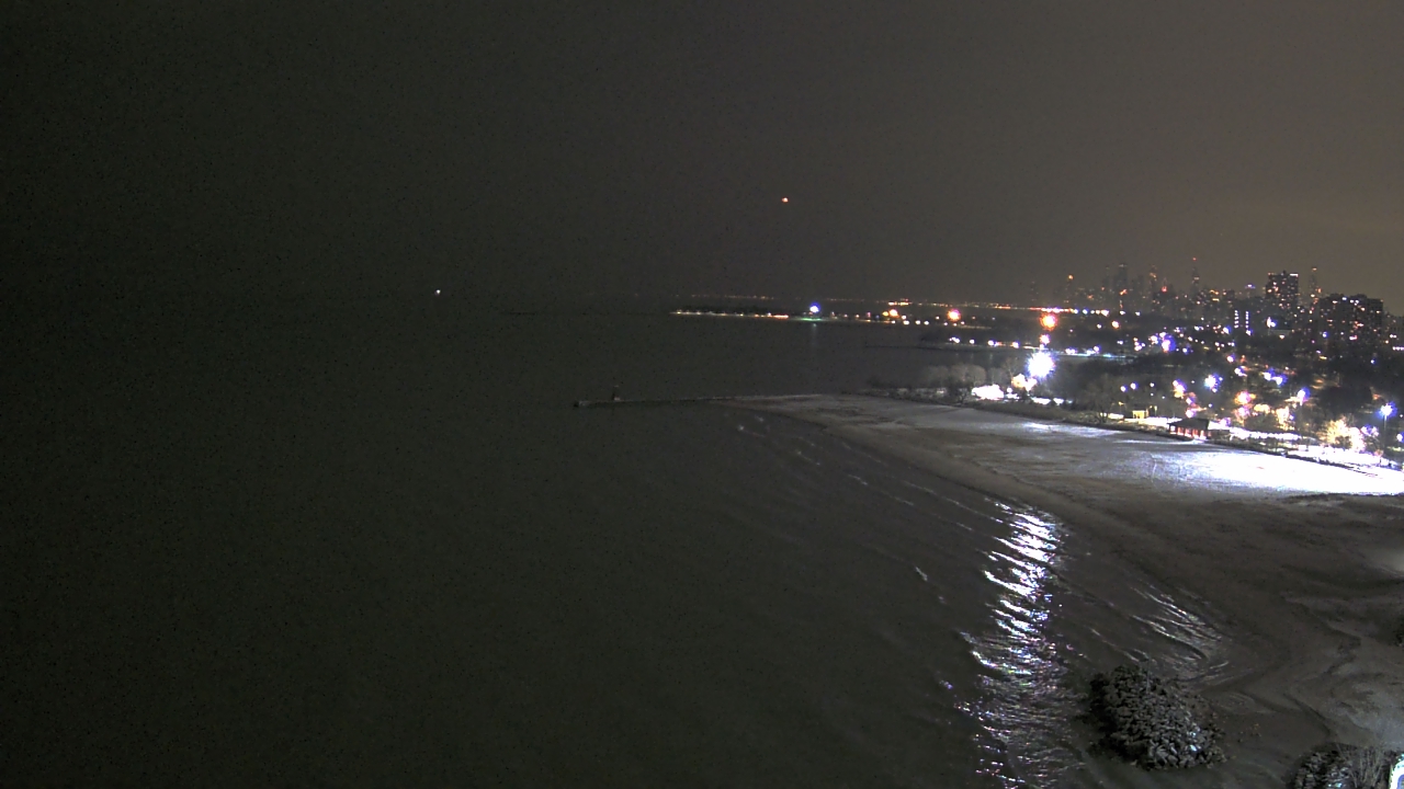 Thumbnail for current weather camera view from Edgewater Beach in Chicago, Illinois