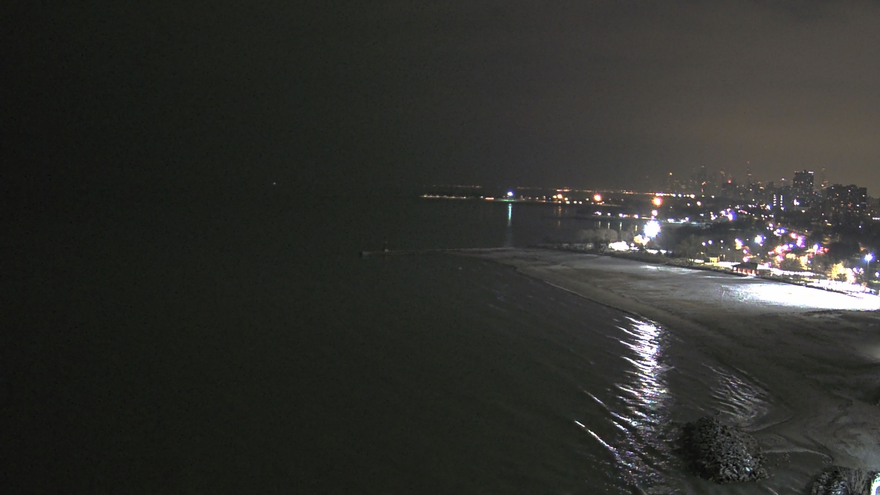 Thumbnail for current weather camera view from Edgewater Beach in Chicago, Illinois