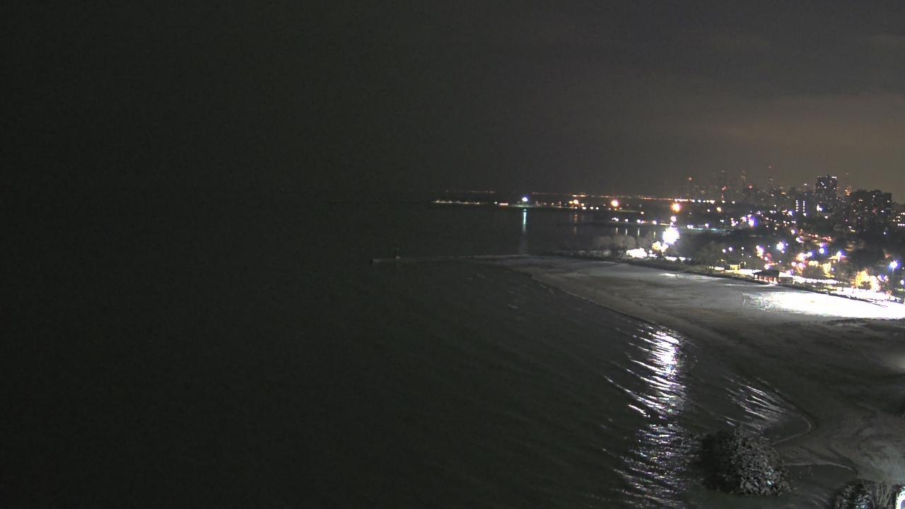 Thumbnail for current weather camera view from Edgewater Beach in Chicago, Illinois