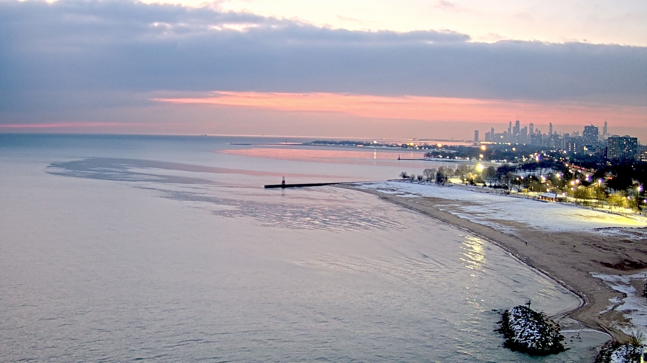 Thumbnail for current weather camera view from Edgewater Beach in Chicago, Illinois