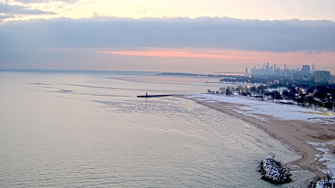 Thumbnail for current weather camera view from Edgewater Beach in Chicago, Illinois