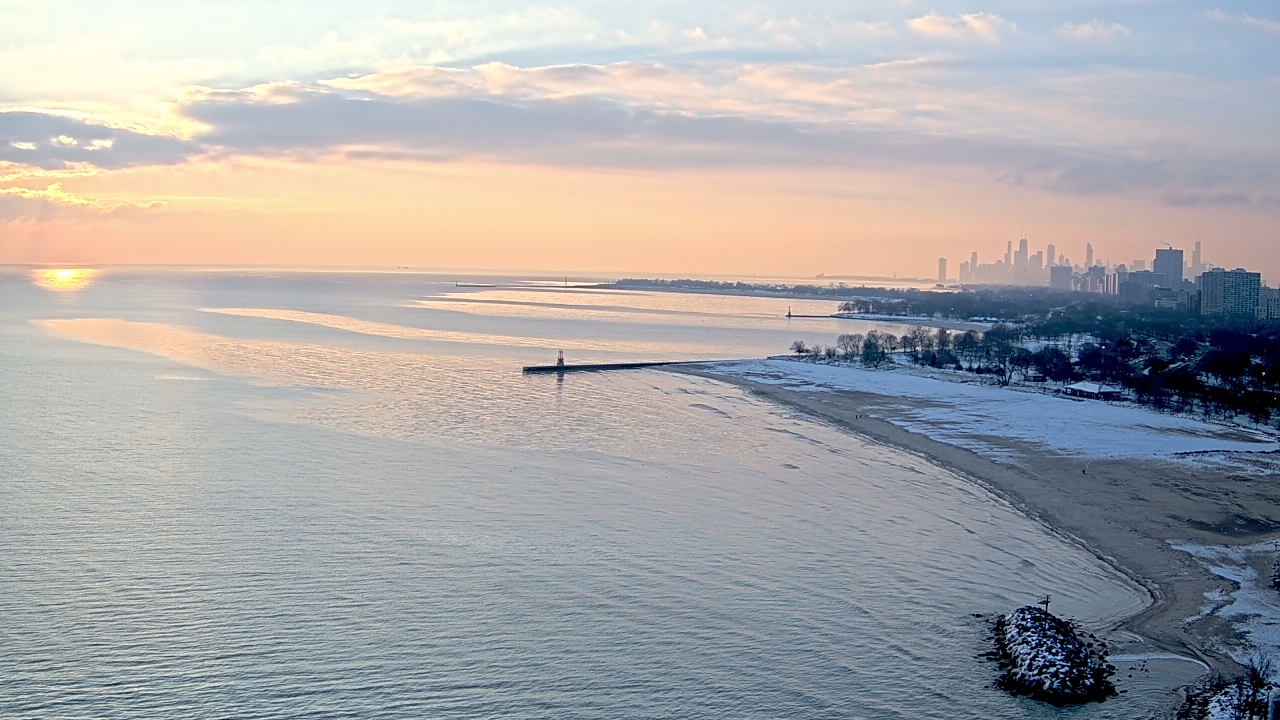 Thumbnail for current weather camera view from Edgewater Beach in Chicago, Illinois