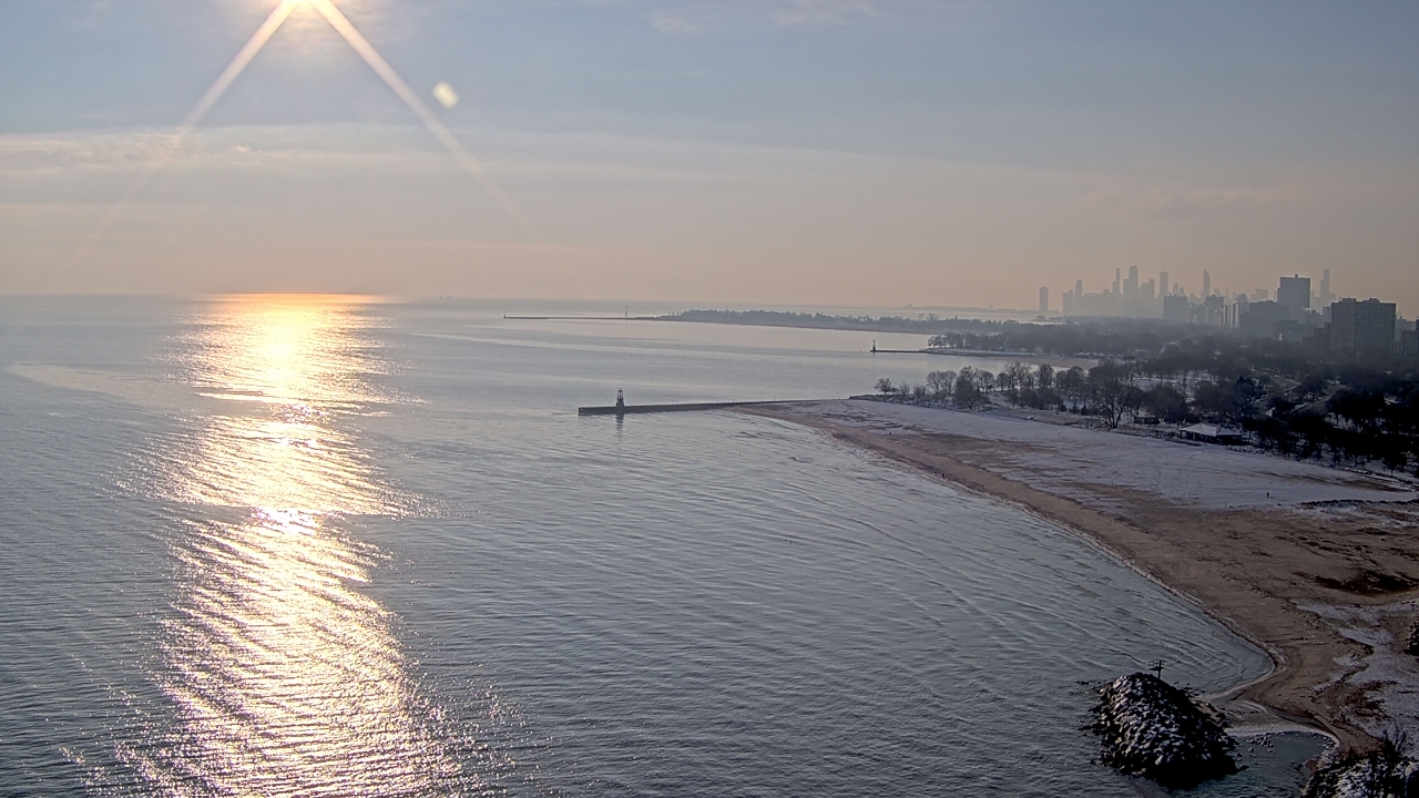 Thumbnail for current weather camera view from Edgewater Beach in Chicago, Illinois
