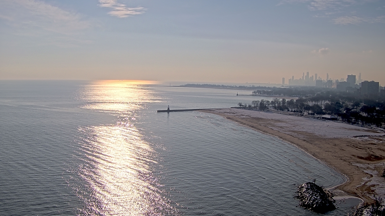 Thumbnail for current weather camera view from Edgewater Beach in Chicago, Illinois