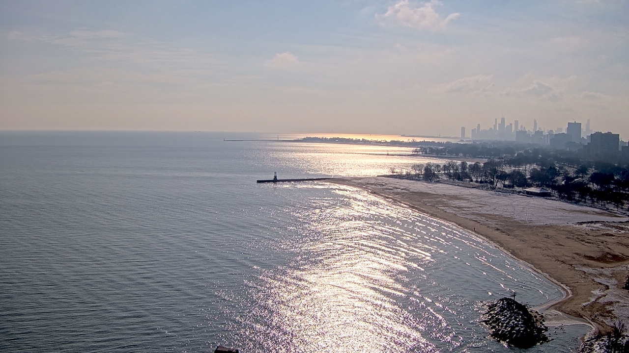 Thumbnail for current weather camera view from Edgewater Beach in Chicago, Illinois