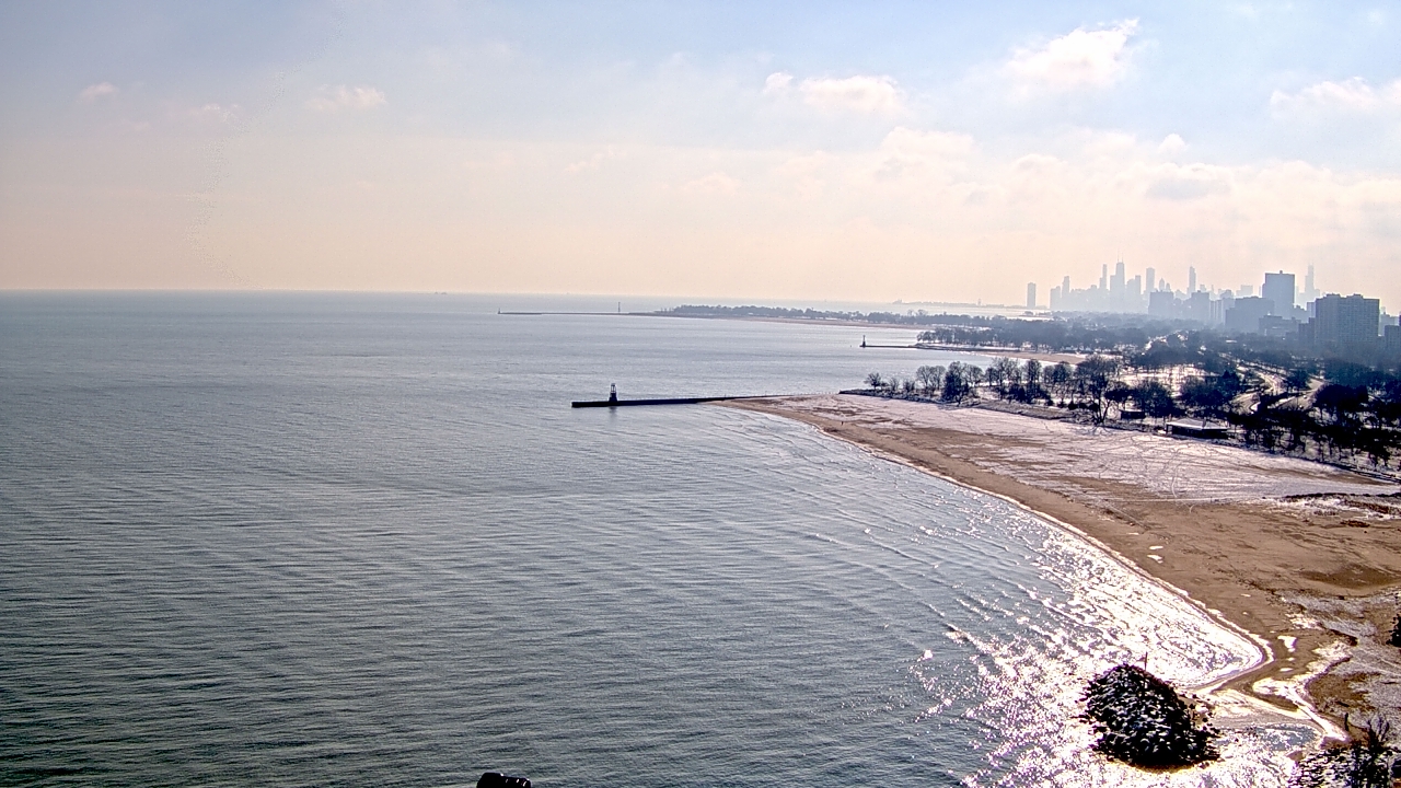 Thumbnail for current weather camera view from Edgewater Beach in Chicago, Illinois