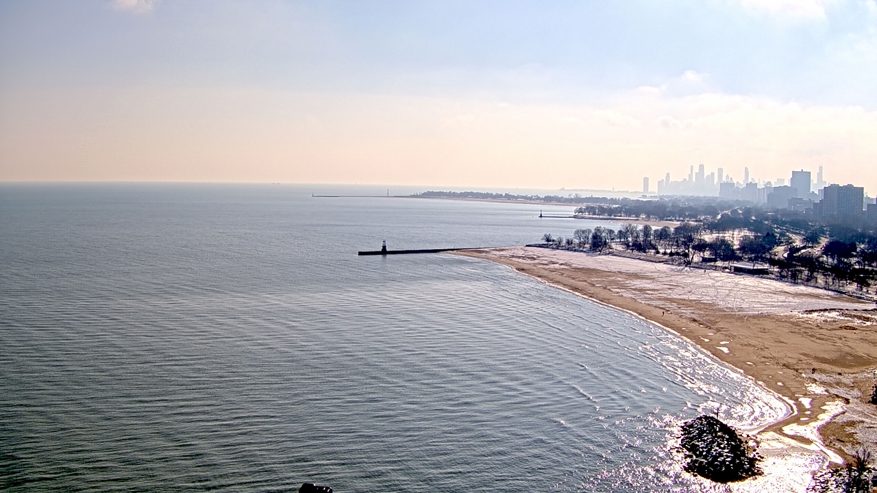 Thumbnail for current weather camera view from Edgewater Beach in Chicago, Illinois