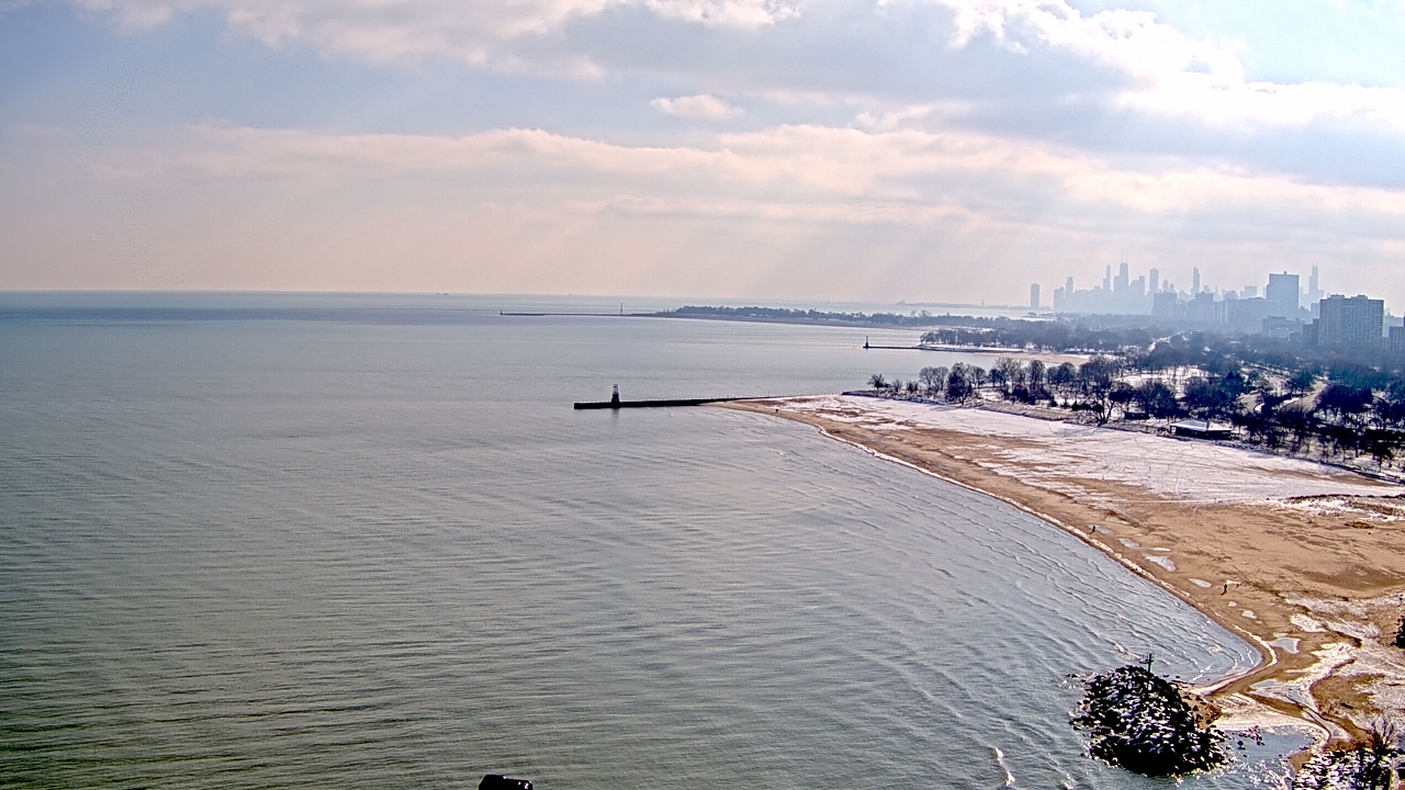 Thumbnail for current weather camera view from Edgewater Beach in Chicago, Illinois