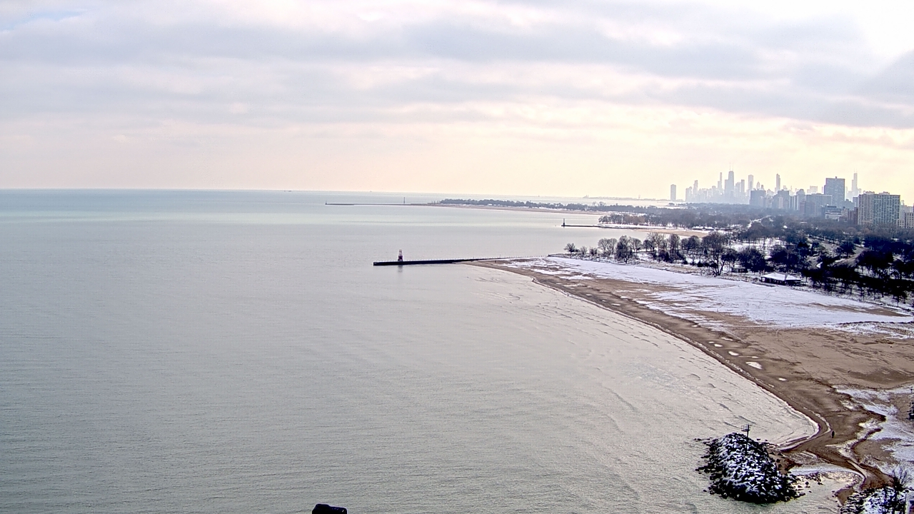 Thumbnail for current weather camera view from Edgewater Beach in Chicago, Illinois