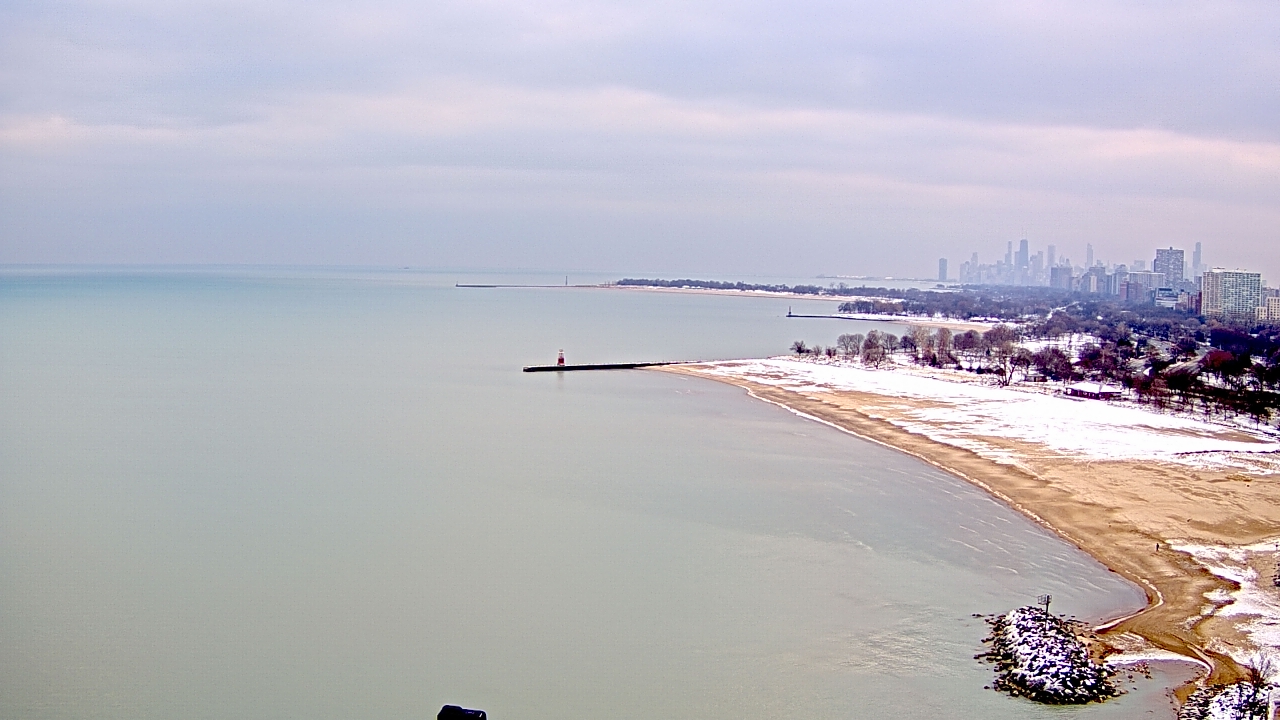 Thumbnail for current weather camera view from Edgewater Beach in Chicago, Illinois