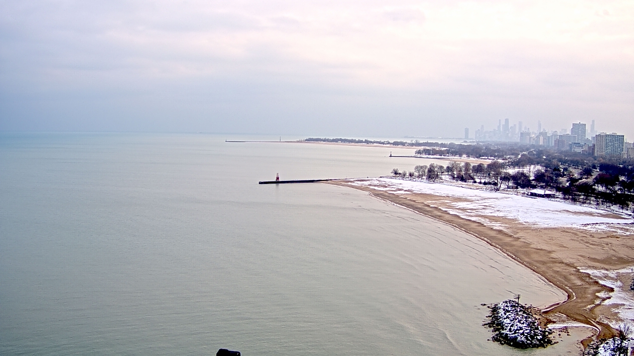 Thumbnail for current weather camera view from Edgewater Beach in Chicago, Illinois