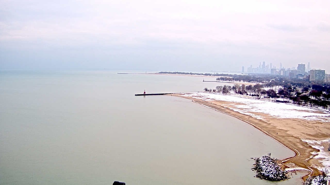 Thumbnail for current weather camera view from Edgewater Beach in Chicago, Illinois