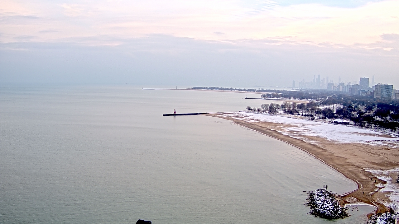 Thumbnail for current weather camera view from Edgewater Beach in Chicago, Illinois