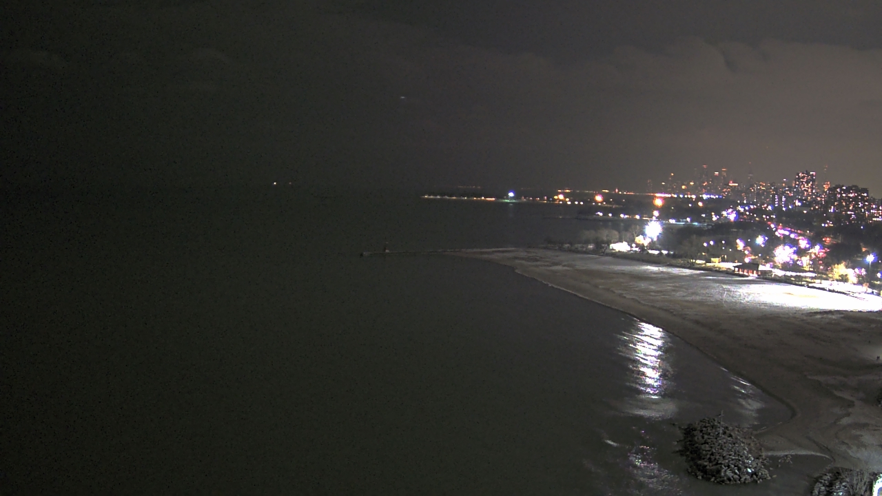 Thumbnail for current weather camera view from Edgewater Beach in Chicago, Illinois