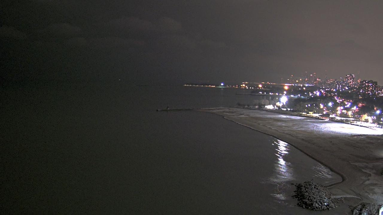 Thumbnail for current weather camera view from Edgewater Beach in Chicago, Illinois