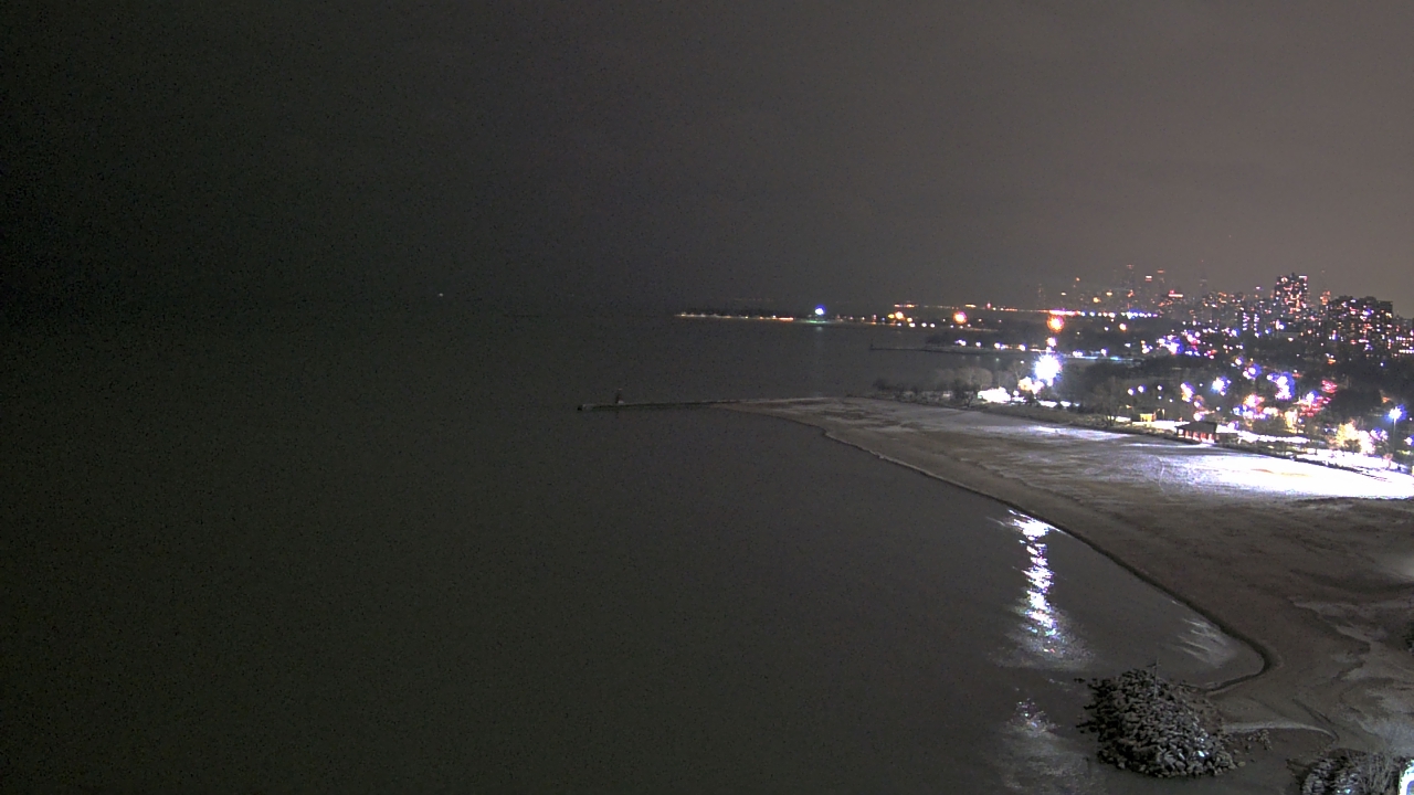 Thumbnail for current weather camera view from Edgewater Beach in Chicago, Illinois