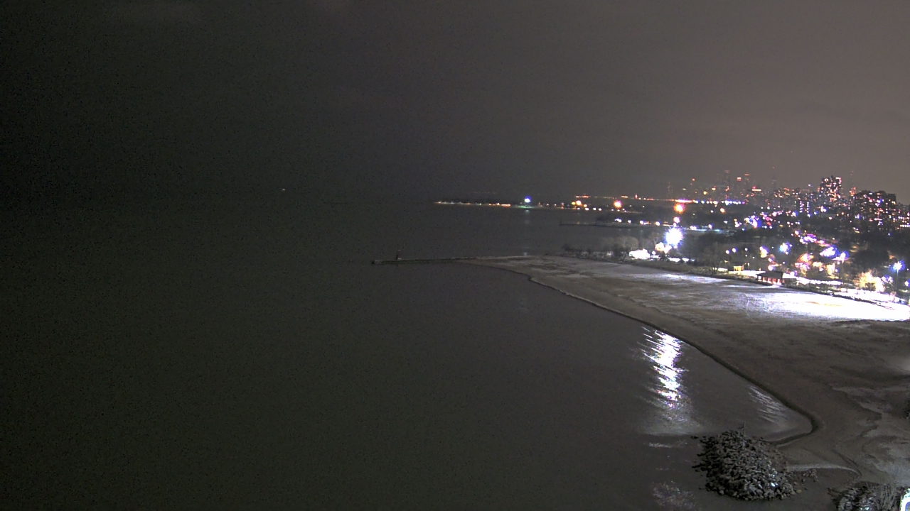 Thumbnail for current weather camera view from Edgewater Beach in Chicago, Illinois