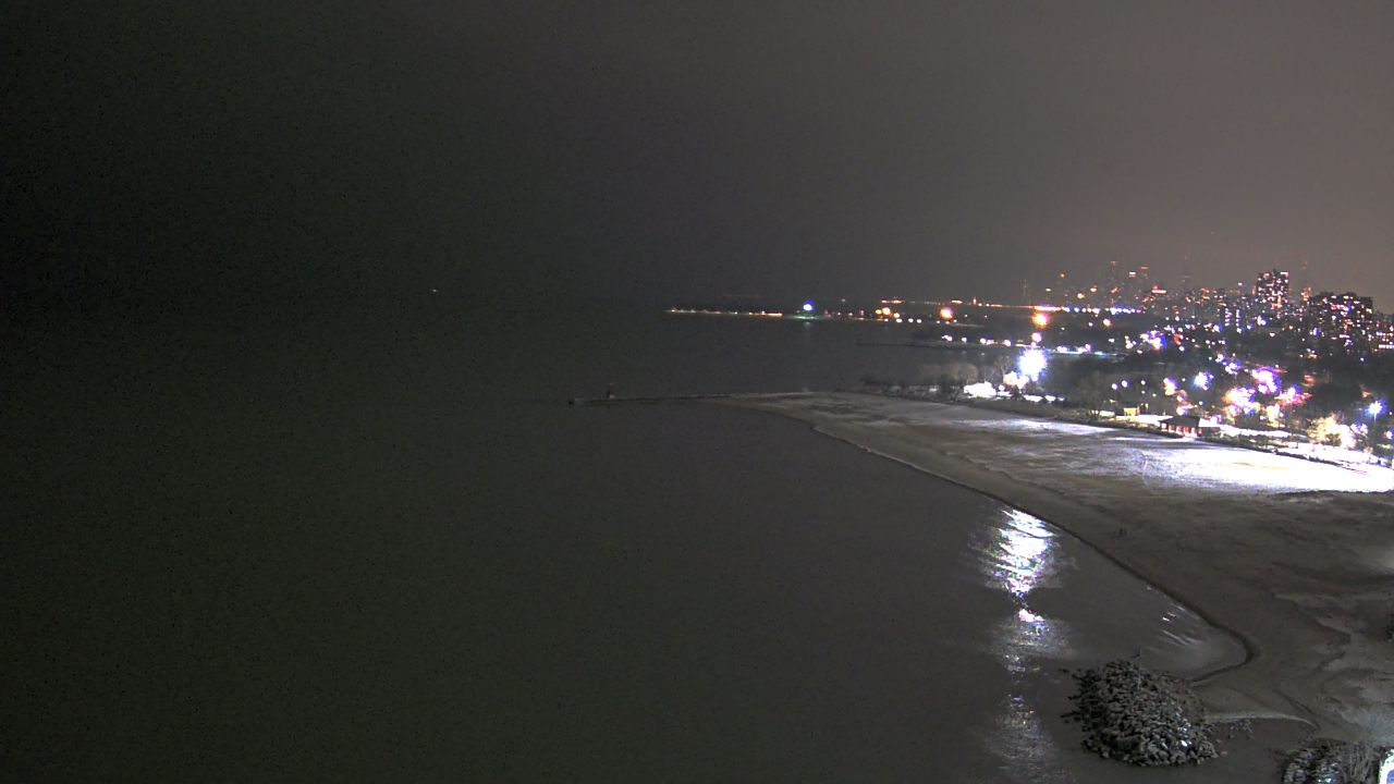 Thumbnail for current weather camera view from Edgewater Beach in Chicago, Illinois