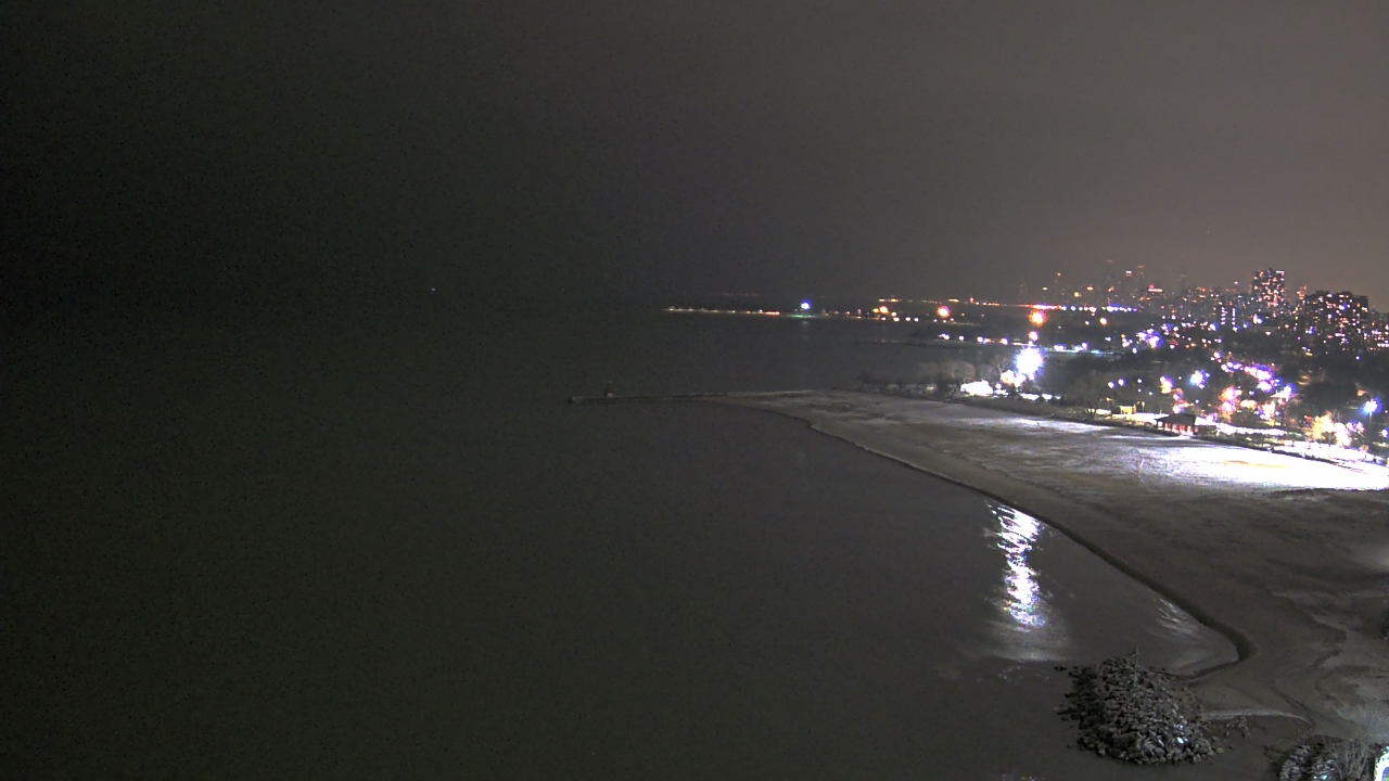 Thumbnail for current weather camera view from Edgewater Beach in Chicago, Illinois