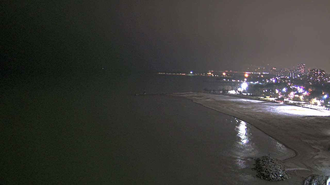Thumbnail for current weather camera view from Edgewater Beach in Chicago, Illinois