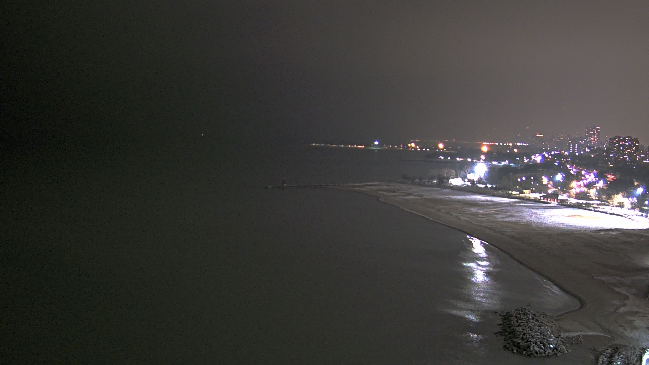 Thumbnail for current weather camera view from Edgewater Beach in Chicago, Illinois