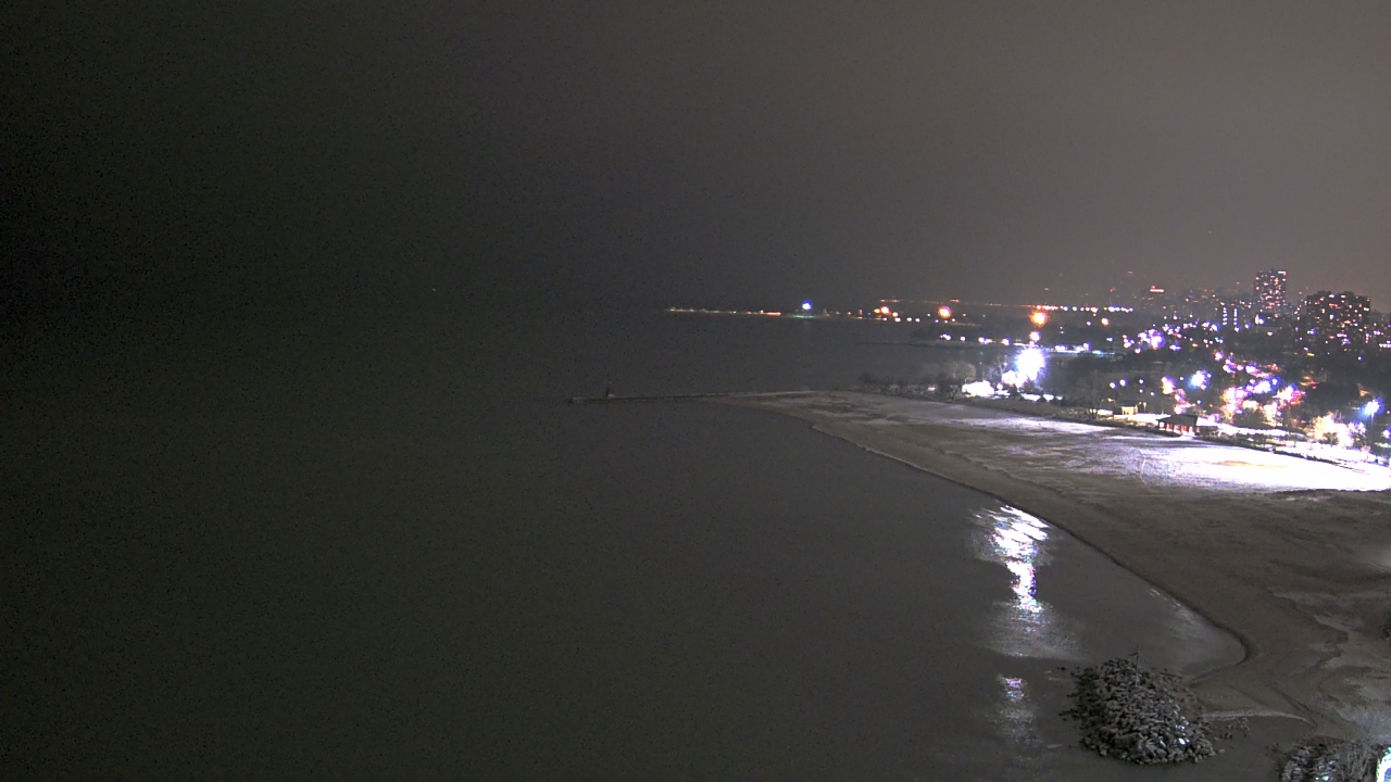 Thumbnail for current weather camera view from Edgewater Beach in Chicago, Illinois