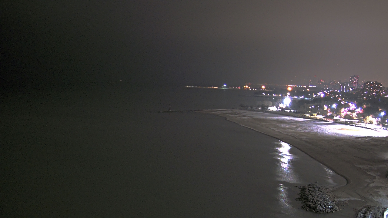 Thumbnail for current weather camera view from Edgewater Beach in Chicago, Illinois