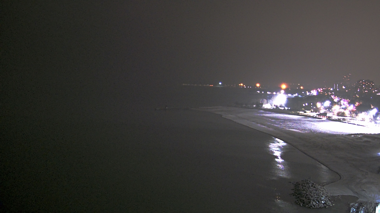 Thumbnail for current weather camera view from Edgewater Beach in Chicago, Illinois