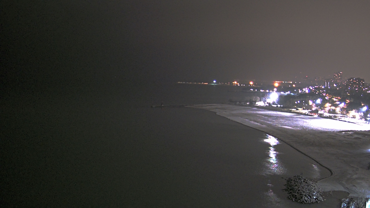 Thumbnail for current weather camera view from Edgewater Beach in Chicago, Illinois