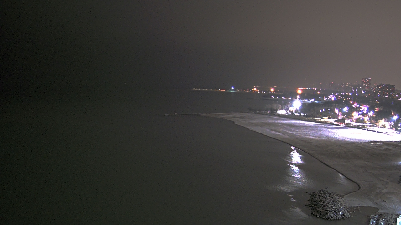 Thumbnail for current weather camera view from Edgewater Beach in Chicago, Illinois