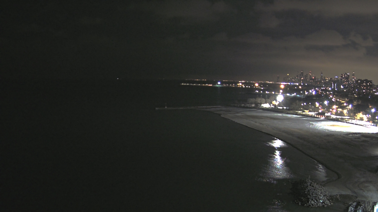 Thumbnail for current weather camera view from Edgewater Beach in Chicago, Illinois