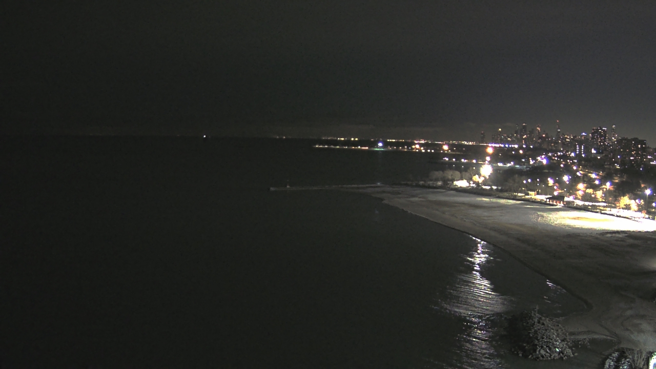 Thumbnail for current weather camera view from Edgewater Beach in Chicago, Illinois