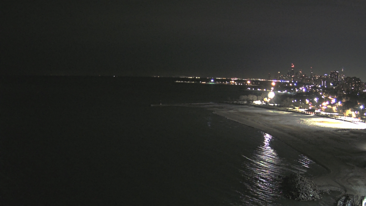 Thumbnail for current weather camera view from Edgewater Beach in Chicago, Illinois