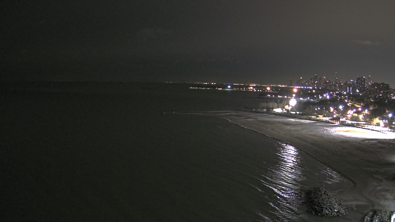 Thumbnail for current weather camera view from Edgewater Beach in Chicago, Illinois