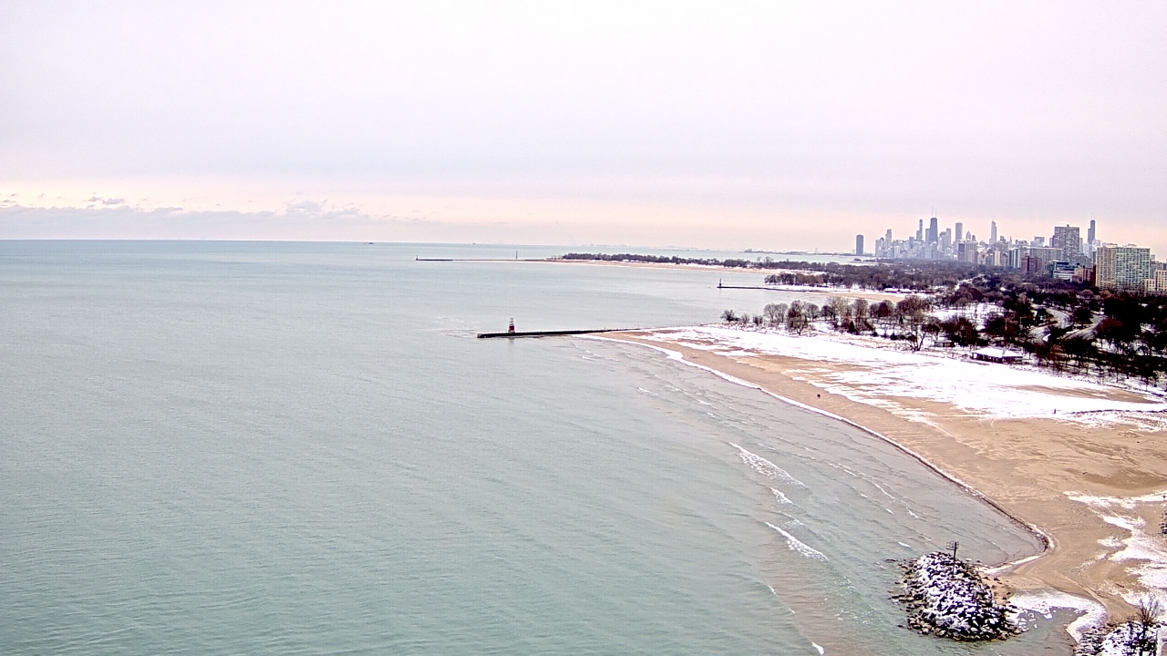 Thumbnail for current weather camera view from Edgewater Beach in Chicago, Illinois