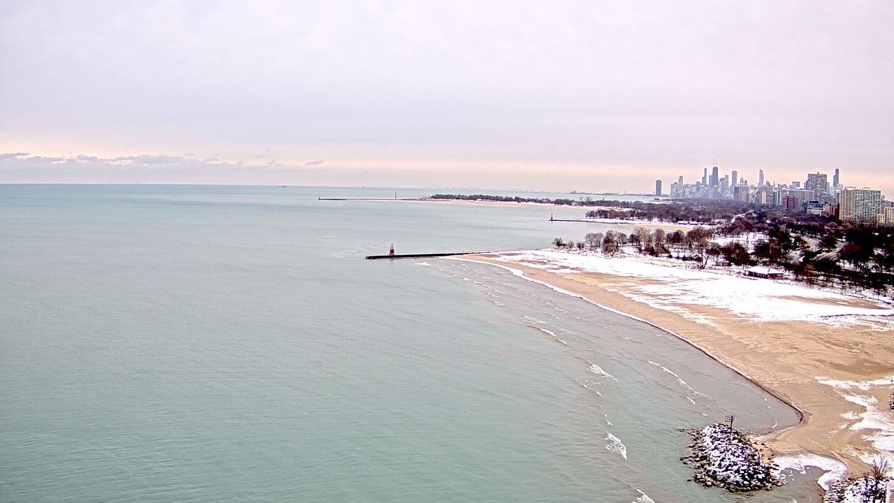 Thumbnail for current weather camera view from Edgewater Beach in Chicago, Illinois