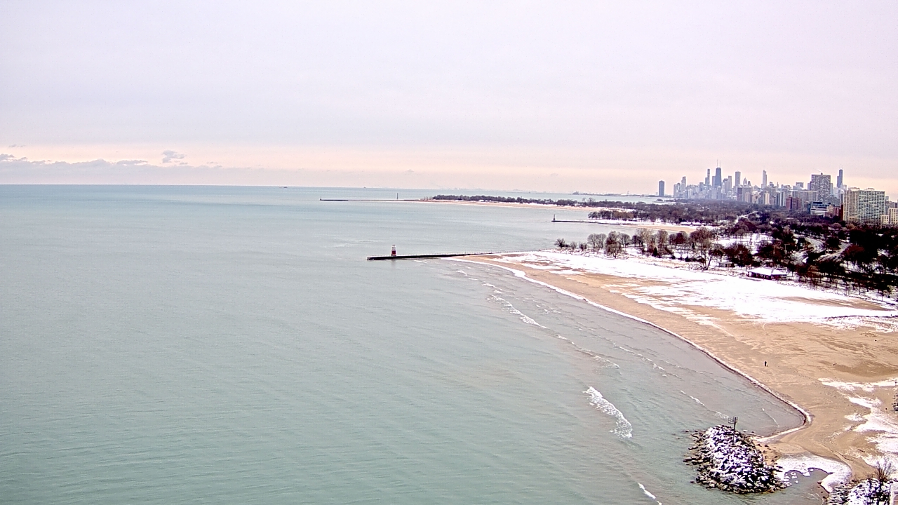 Thumbnail for current weather camera view from Edgewater Beach in Chicago, Illinois