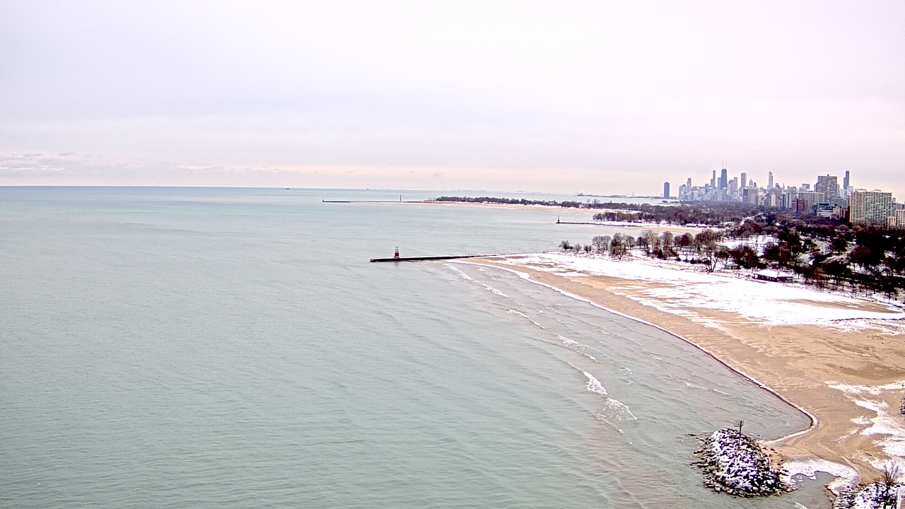 Thumbnail for current weather camera view from Edgewater Beach in Chicago, Illinois